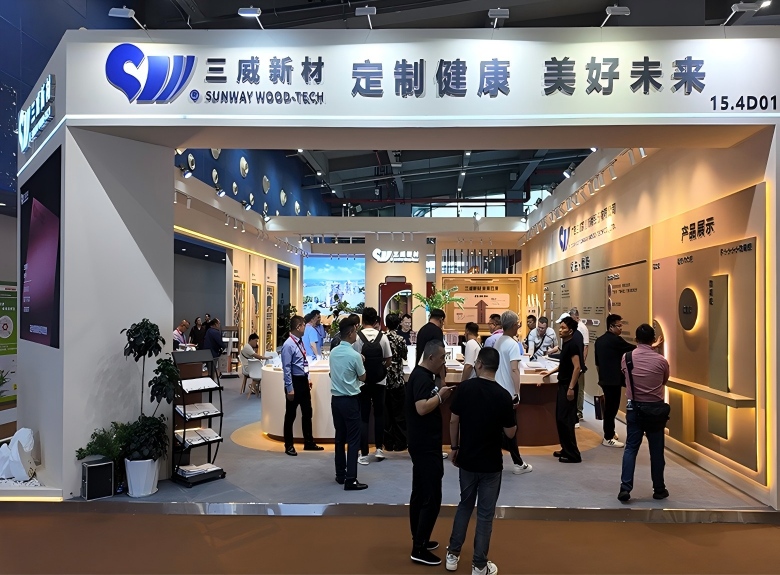 2026年3月广东会官网新材参展第57届中国度博会期间的展台人流涌动的情景